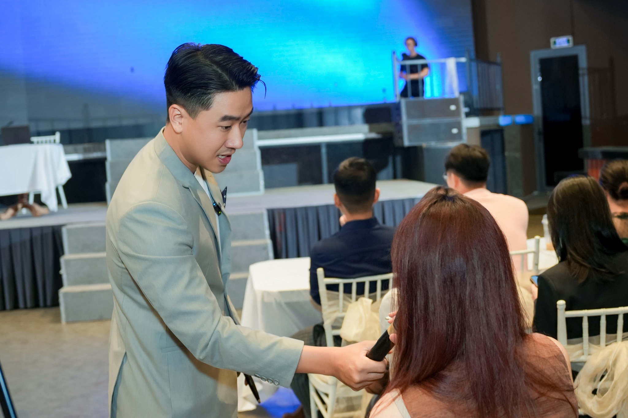 Duy tương tác trực tiếp với người tham dự