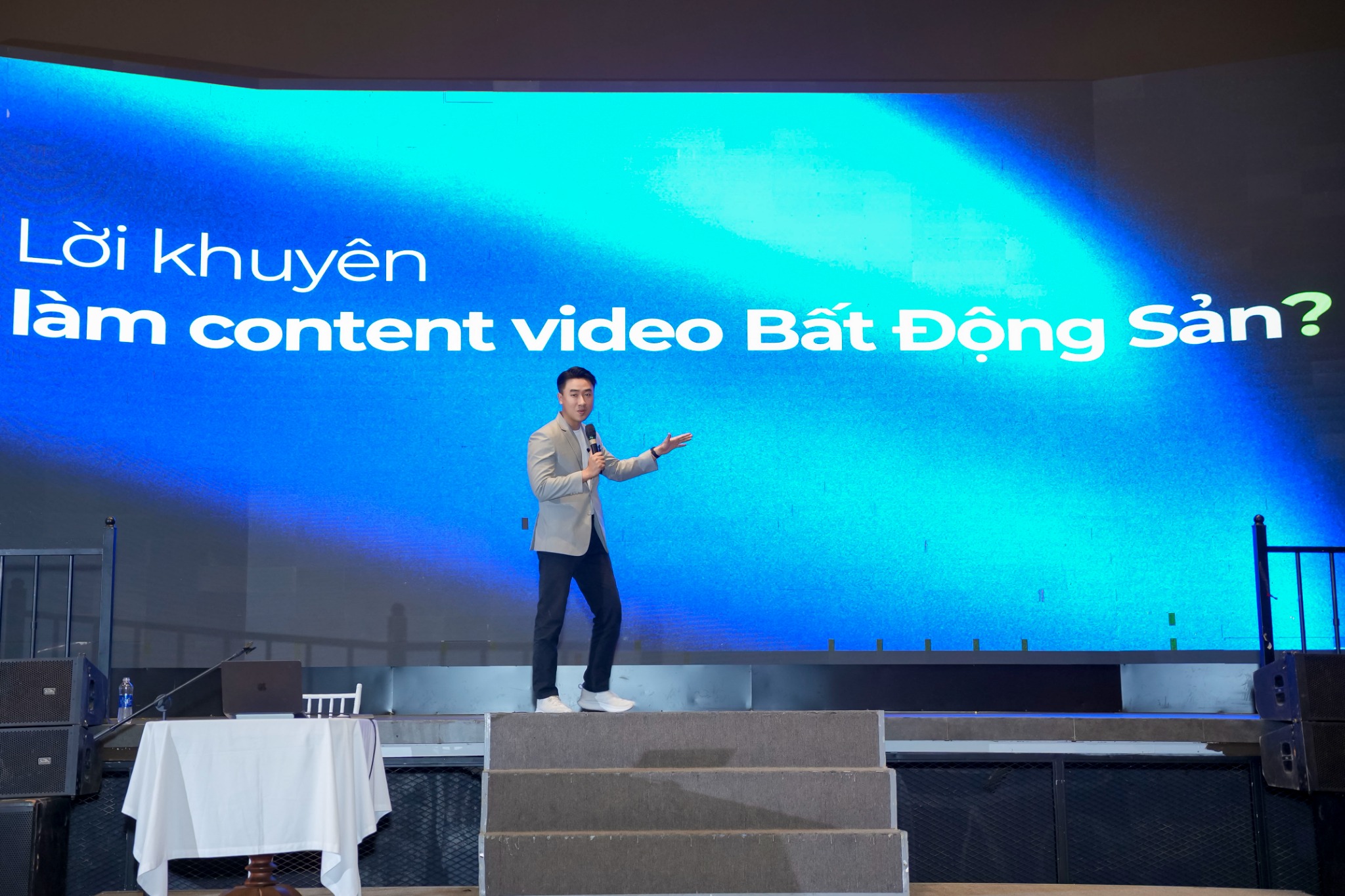 Duy chia sẻ trên sân khấu